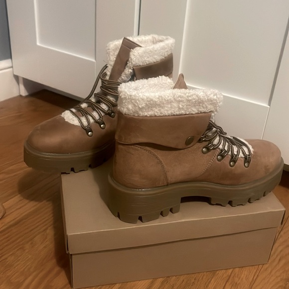 Tan ankle boots with fur - Picture 2 of 4